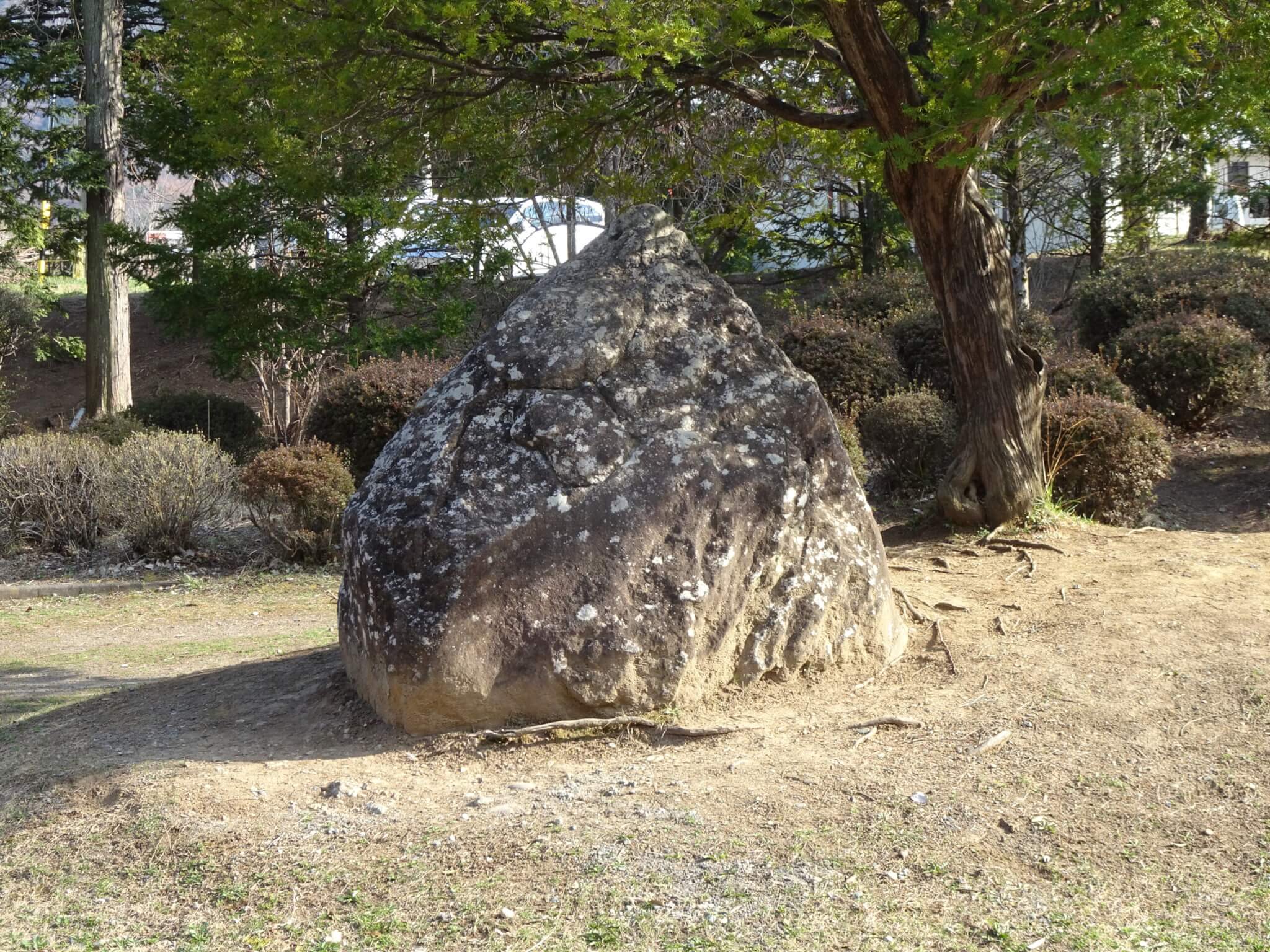 塩田平の文化財 東塩田小学校のお宝 ｢黄金石｣ | 塩田まちづくり協議会
